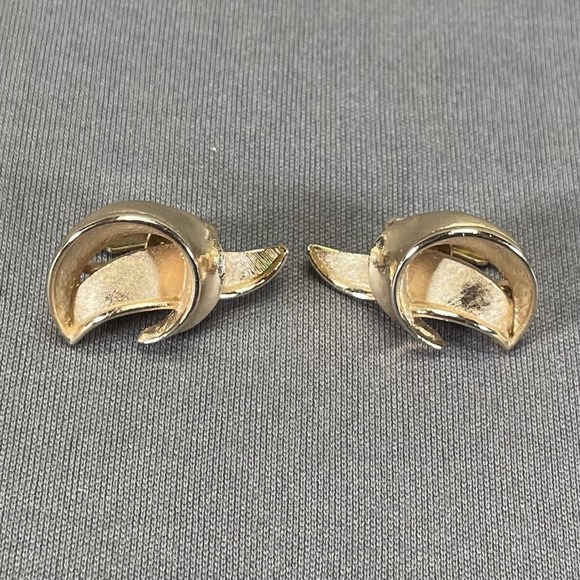 Vintage Crown Trifari Clip on Earrings Gold Tone Tall Swoop Signed - Picture 1 of 8